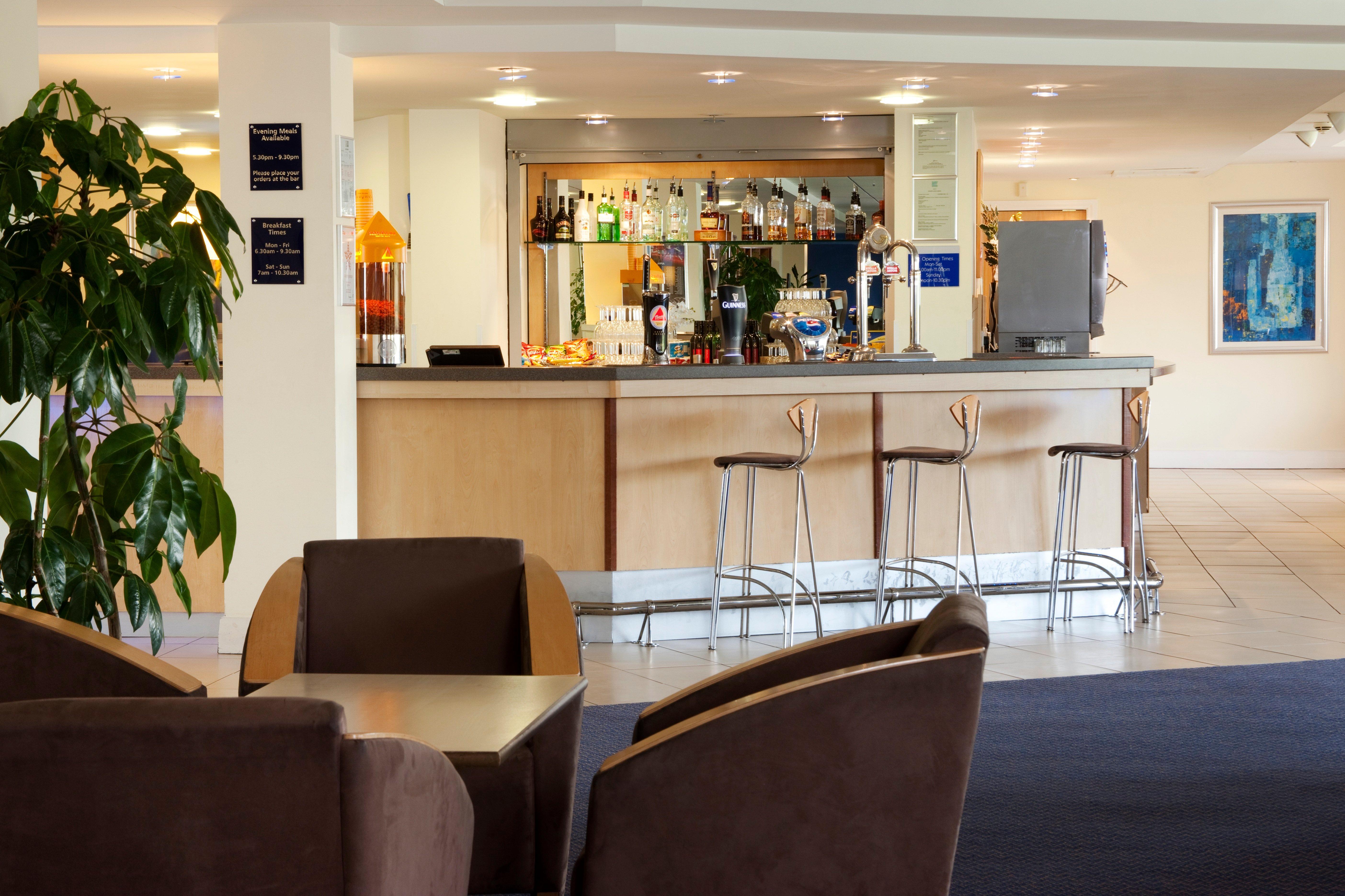 Holiday Inn Express Cardiff Airport, An Ihg Hotel מראה חיצוני תמונה